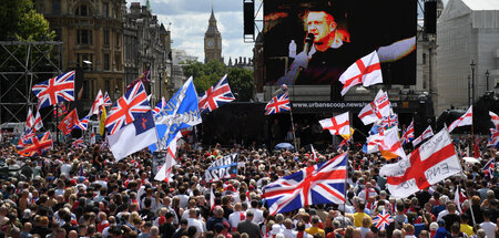 Faschist »Tommy Robinson« spricht auf einer Großkundgebung vor 1...