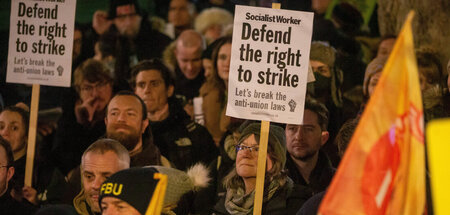 Die britische Linke hatte über Monate gegen das Antistreikgesetz...