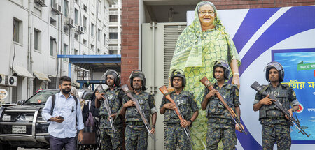 Soldaten vor Porträt der Expremierministerin Scheich Hasina in D...