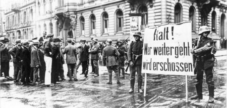 Soldaten der Reichswehr an einer Straßensperre in Berlin (1919)