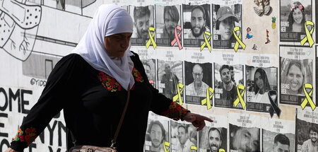 Bilder der israelischen Gefangenen an einer Hauswand in Tel Aviv...