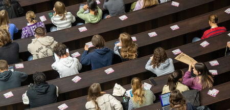 Prekäres Lernen: Studenten hocken im Audimax der Ludwig-Maximili...