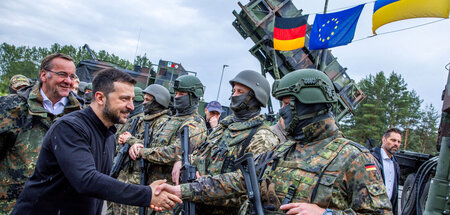 Wolodimir Selenskij besucht ukrainische Soldaten, die noch in De...