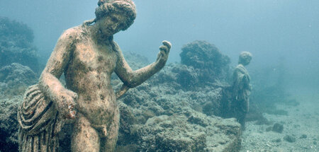 Luftgitarre unter Wasser: Skulptur in Pozzuoli