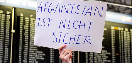 Protest gegen Abschiebungen nach Afghanistan am Flughafen Frankf...