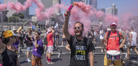 »Warum sind sie noch in Gaza?« steht auf T-Shirts zahlreicher De...