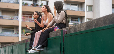 Man weiß ja nie: Hazal (Melia Kara, l.) und Freundinnen