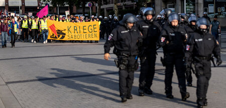 Seit Dienstag sind in Kiel Polizeikräfte gegen Friedensaktiviste...