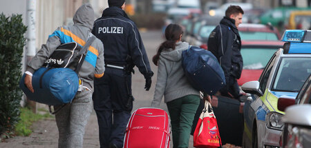 Die letzten Minuten in der BRD: Unter Polizeizwang zur Abschiebu...