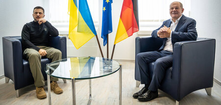 Bundeskanzler Olaf Scholz (r.) und der ukrainische Präsident Wol...