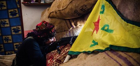 Dschihadisten im Visier. Eine YPJ-Kämpferin in der belagerten un...