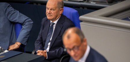 Kanzler Olaf Scholz (SPD) und CDU-Chef Friedrich Merz beharkten ...