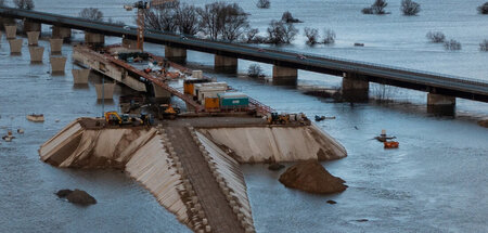 Das Jahr begann auch mit einem Elbehochwasser: Autobahnbaustelle...