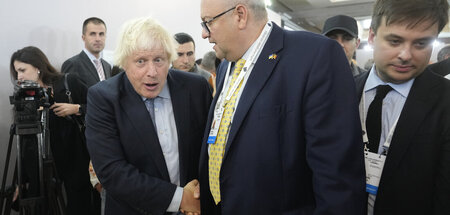 Der immer hilfsbereite Boris Johnson wird am Freitag in Kiew zum...