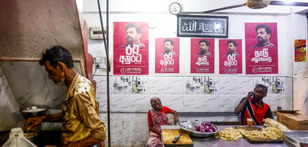 Gleichmut vor der Wahl? An einem Imbissstand in Colombo werben P...