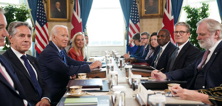 Keir Starmer (2. v. r.) beim Meeting mit dem US-Präsidenten im W...