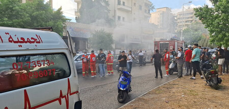 Rettungskräfte helfen nach einer neuen Welle von Explosionen im ...