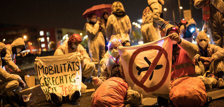 Blockadeaktion gegen den geplanten Ausbau am Flughafen Leipzig/H...