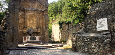 Church_of_S.Maria_Assunta_di_Casaglia_and_memorial_to_Don_Ubaldo