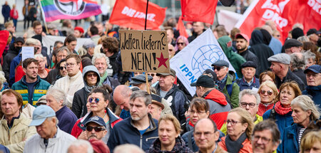 Rege Beteiligung: Demonstration auf dem Berliner Bebelplatz unte...