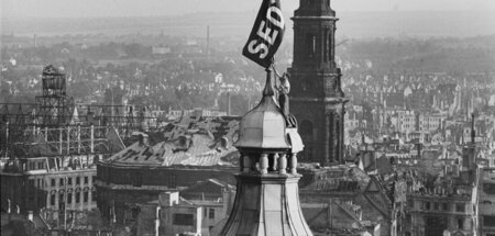 Neu im Stadtbild: Auf dem Dresdner Georgentor wird eine Fahne de...