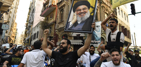 Wütende Proteste mit dem Bild des getöteten Hassan Nasrallah auf...