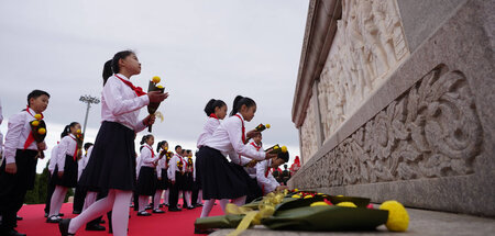 Tag der Märtyrer: Schüler gedenken am Montag in Beijing der Opfe...