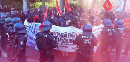 Leipziger Kesseltreiben: Demonstranten werden von nordrhein-west...