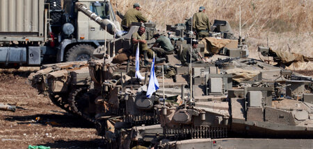 2024-09-30TL-PALESTINIANS-LEBANON-TANKS.JPG