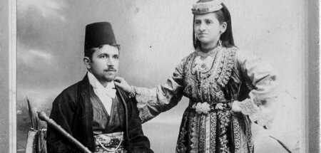 735px-1900_photo_of_a_Sephardi_couple_from_Sarajevo.jpg