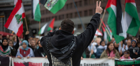 »Victory«-Geste für den Widerstand – Palästina-Protest in Berlin...