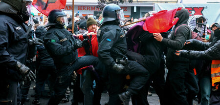 »Unmittelbarer Zwang«: Polizisten stürmen Palästina-Protest (Ber...