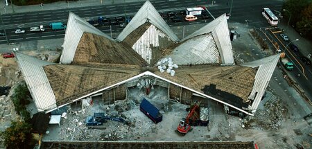 Trotz Protesten abgerissen: Das Ahornblatt (Berlin, 3.8.2000)