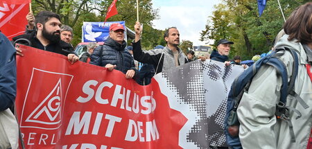 »Schluss mit dem Krieg«: IG-Metaller auf der Friedensdemonstrati...