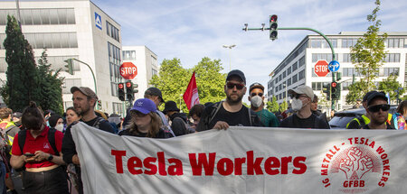 Gegen rechts und gegen Entrechtung: Tesla-Arbeiter protestieren ...