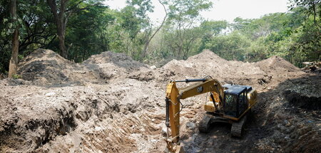 EL-SALVADOR-ENVIRONMENT-AIRPORT.JPG