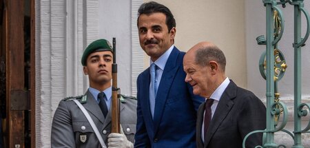 Bundeskanzler Scholz begrüßt den Emir von Katar auf Schloss Mese...