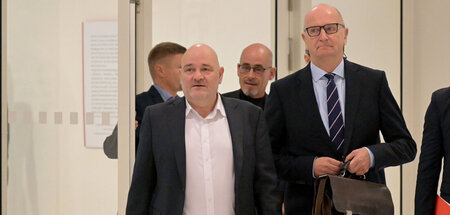 Robert Crumbach (BSW) und Dietmar Woidke (r., SPD) auf dem Weg z...