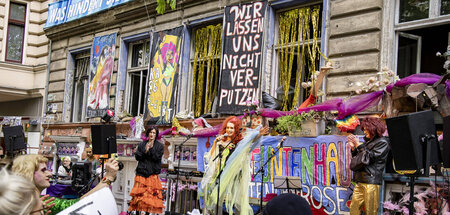 Demonstration für den Erhalt des »Tuntenhauses« in der Berliner ...