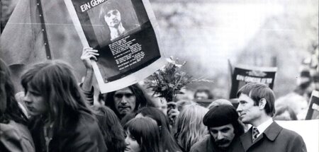 Trauerzug zur Beerdigung von Holger Meins, rechts im Bild: Rudi ...