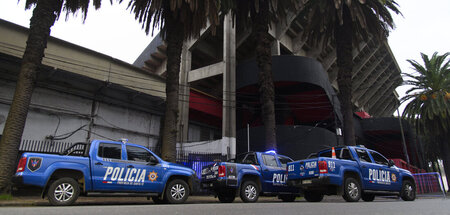 Sieht nach Ärger aus: Polizei vorm Stadion in Rosario