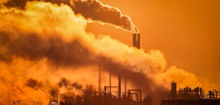 Rauch steigt aus den Schloten des Chemours-Werks in Dordrecht au...