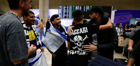 Maccabi-Fans zurück in Tel Aviv nach der für sie erfolgreichen P...