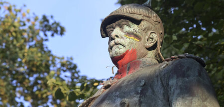 Rote Farbe, wem sie gebührt: Bismarck-Denkmal in Hamburg-Altona