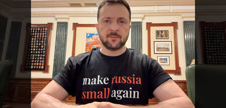 T-Shirt mit Ansage: Ukraines Präsident Wolodimir Selenskij in se...