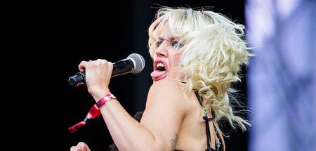 »I am hot always« – Amy Taylor (Amyl and the Sniffers)