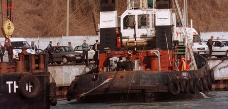 Sassnitz, 1. April 1999: Anlandung des geborgenen Fischkutters S...