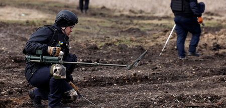 UKRAINE-CRISIS-DEMINING.JPG