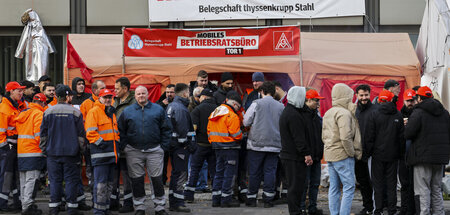 Die IG Metall protestiert mit Hilfe mobiler Betriebsratsbüros be...