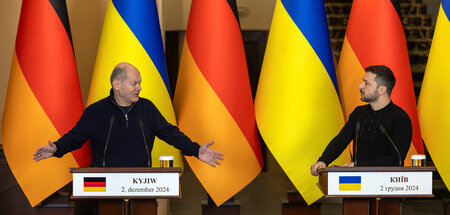 Bundeskanzler Olaf Scholz (l.) am Montag beim ukrainischen Präsi...